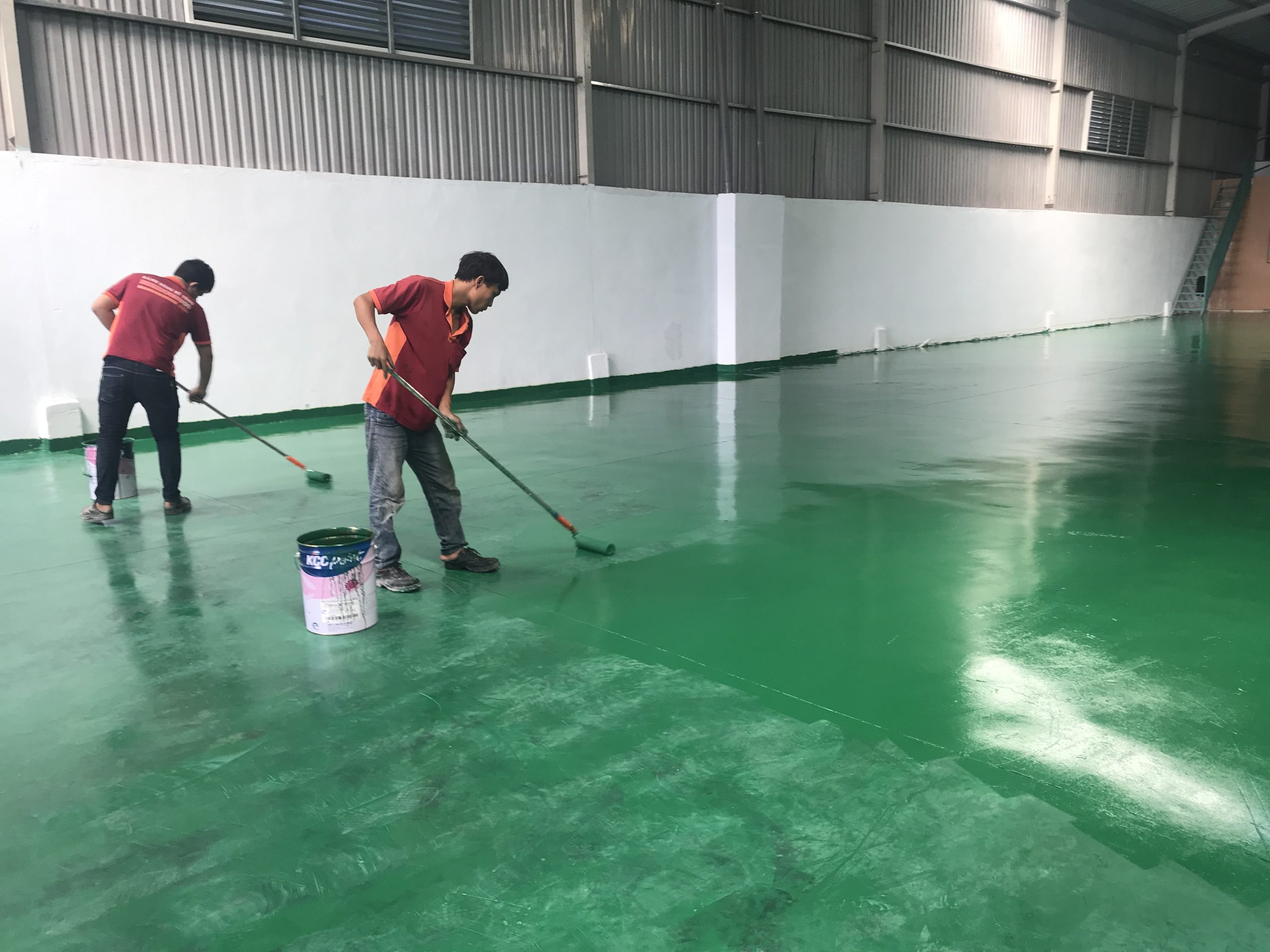 Thi công sơn epoxy hệ lăn rulo