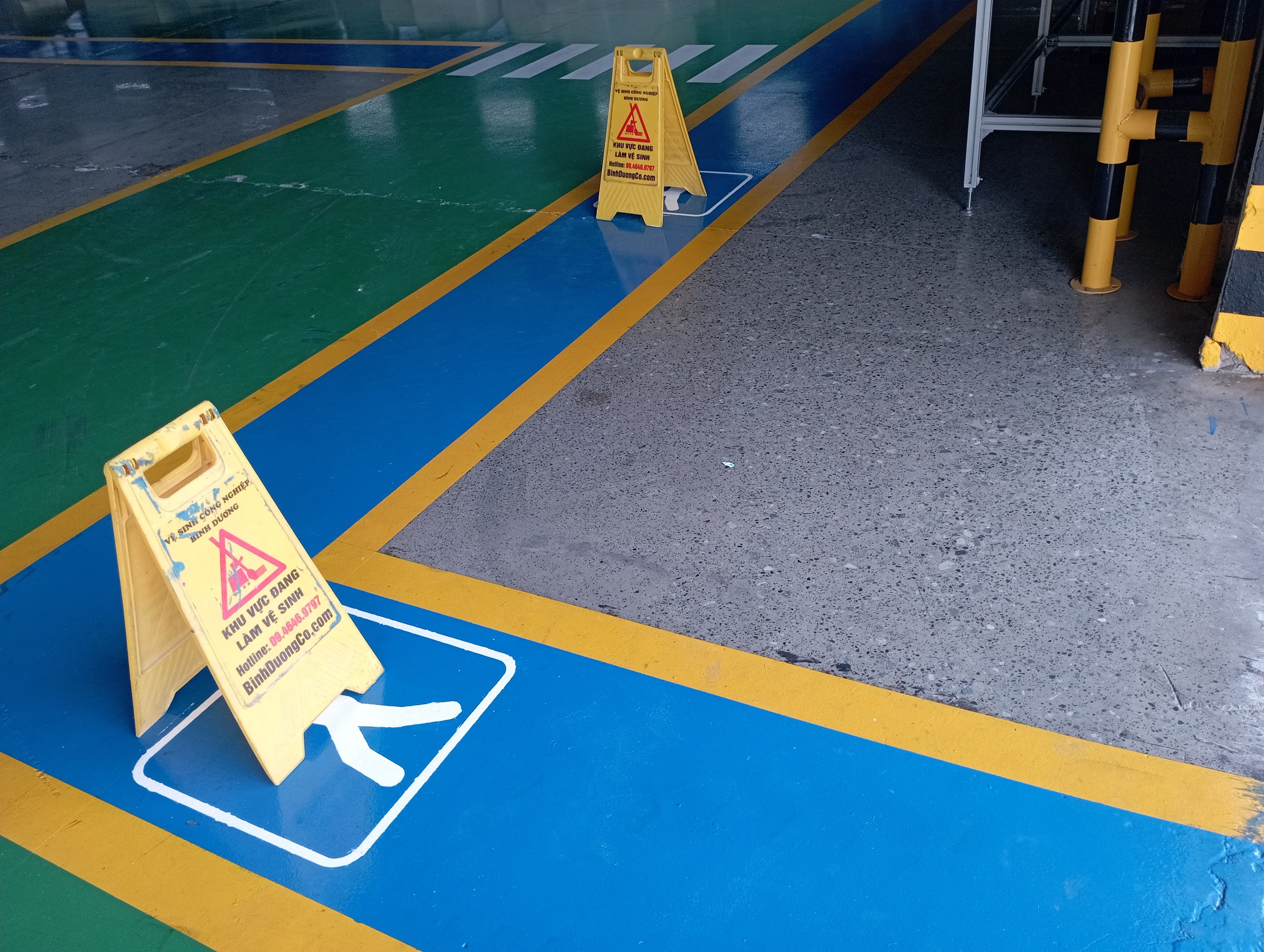 Thi Công Sơn Nền Epoxy Hệ Lăn Tại Bình Dương Thi Công Sơn Nền Epoxy Hệ Lăn Tại Bình Dương